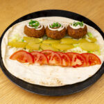 Falaroussette : falafels, sauce tarator au sésame, tomate, salade et cornichons libanais