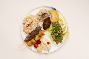 assiette a emporter la cheffe : brochettes de kafta et poulet chich taouk, riz, taboulé, houmous, moutabal, kebbé, sambousik fromage