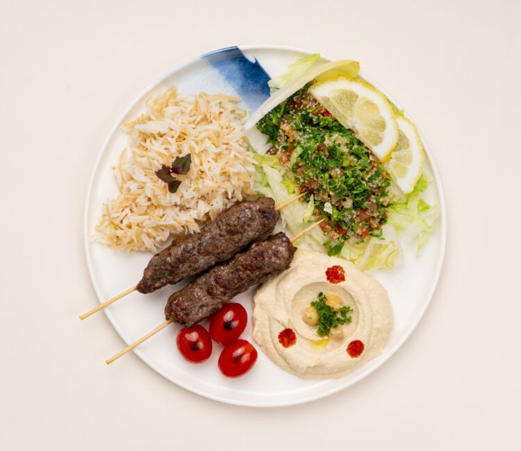 assiette a emporter Sahen Kafta : brochettes kafta, riz aux vermicelles, houmous et taboule libanais