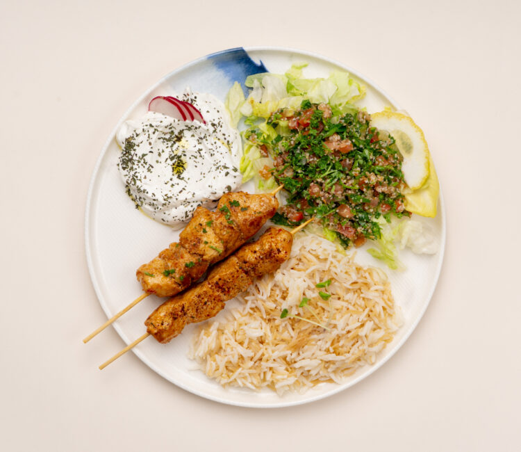 traiteur-libanais-bordeaux-assiette-a-emporter-sahen-taouk assiette a emporter sahen taouk : brochettes de poulet chich taouk, riz aux vermicelles, taboule libanais et labne