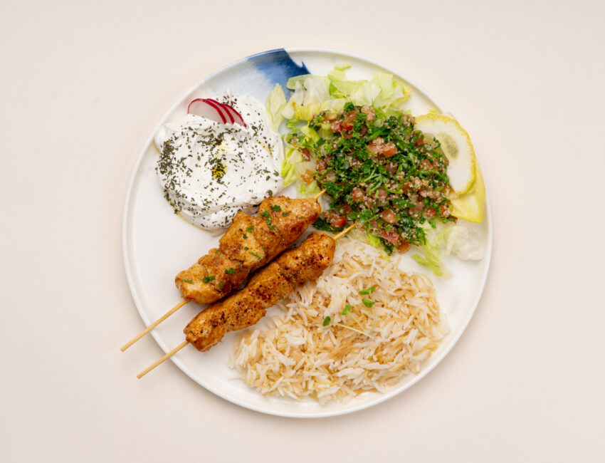 assiette a emporter sahen taouk : brochettes de poulet chich taouk, riz aux vermicelles, taboule libanais et labne