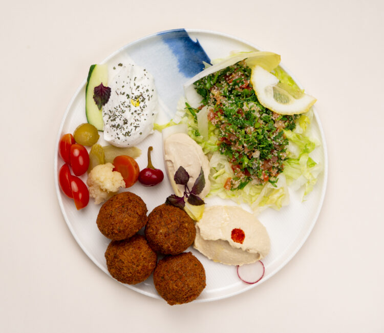 assiette a emporter speciale falafel : falafels, taboule libanais, houmous et labne
