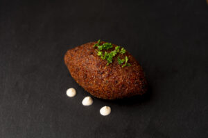 mezzes kebbe : croquette de boulghour et boeuf
