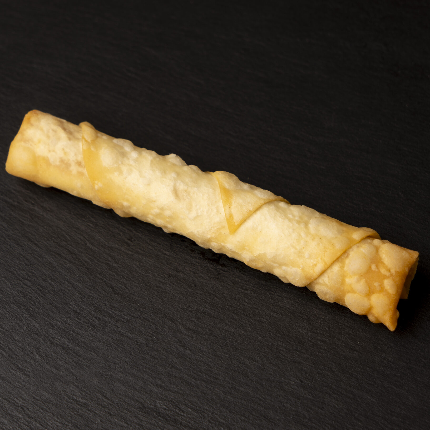 mezze rakakat de fromages : feuilleté roulé de feta, mozzarella, emmental