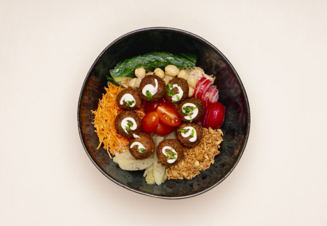 assiette à emporter bowl falafel : falafels, riz ou salade, crudites