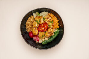 assiette e emporter : poulet chich taouk, riz ou salade verte, crudites